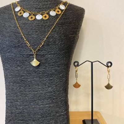 Collier 5 médailles en acier + nacre 28 €