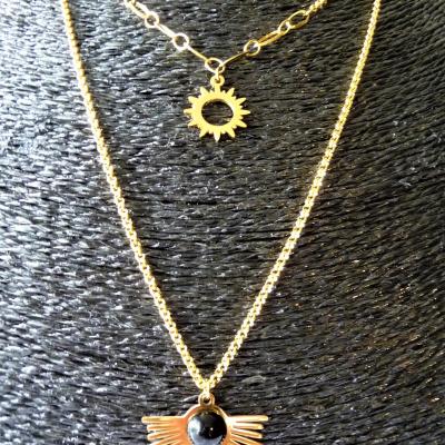 Breloque avec Agate Noire + chaine en acier dorée 24 €