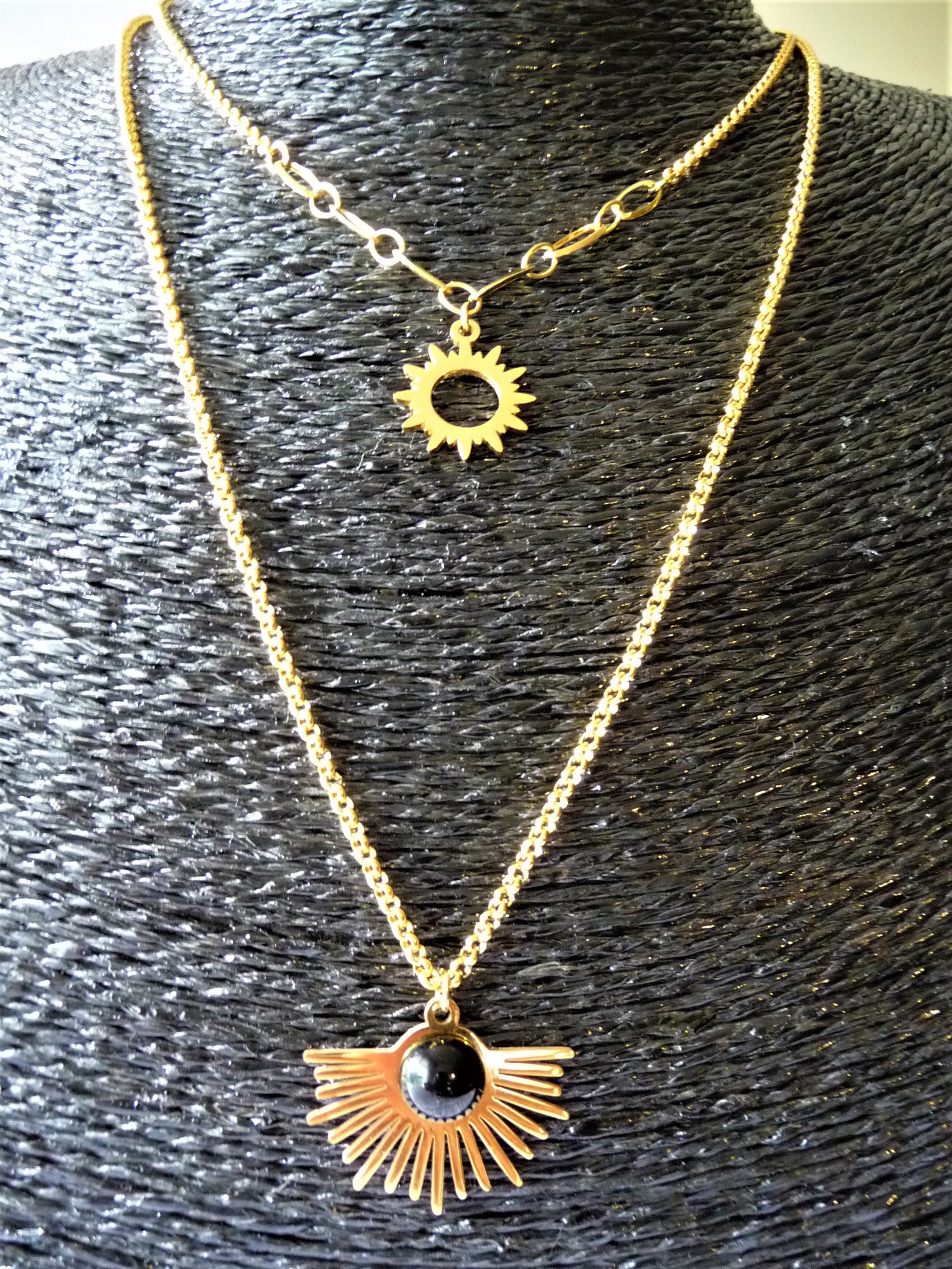 Breloque avec Agate Noire + chaine en acier dorée